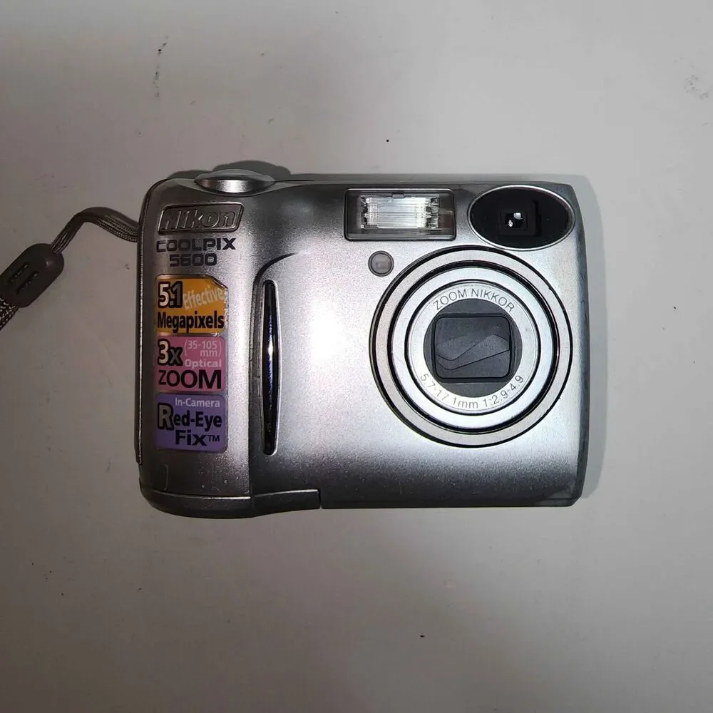 Nikon COOLPIX 5600 5.1MP Digital Camera - Silver (read)